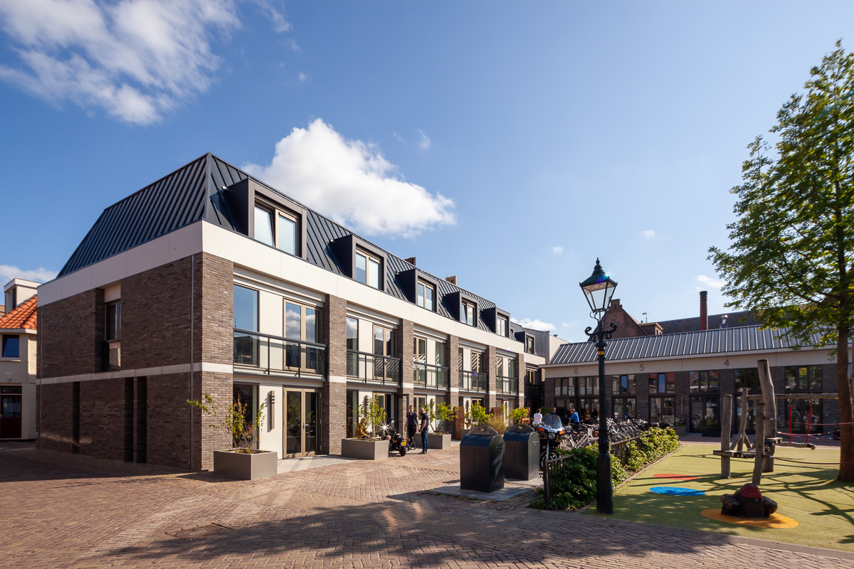Dit is een afbeelding van het project "Harmonie" in Alkmaar, waar een voormalige bioscoop is omgetoverd tot stadswoningen – een historisch en architectonisch interessant project.