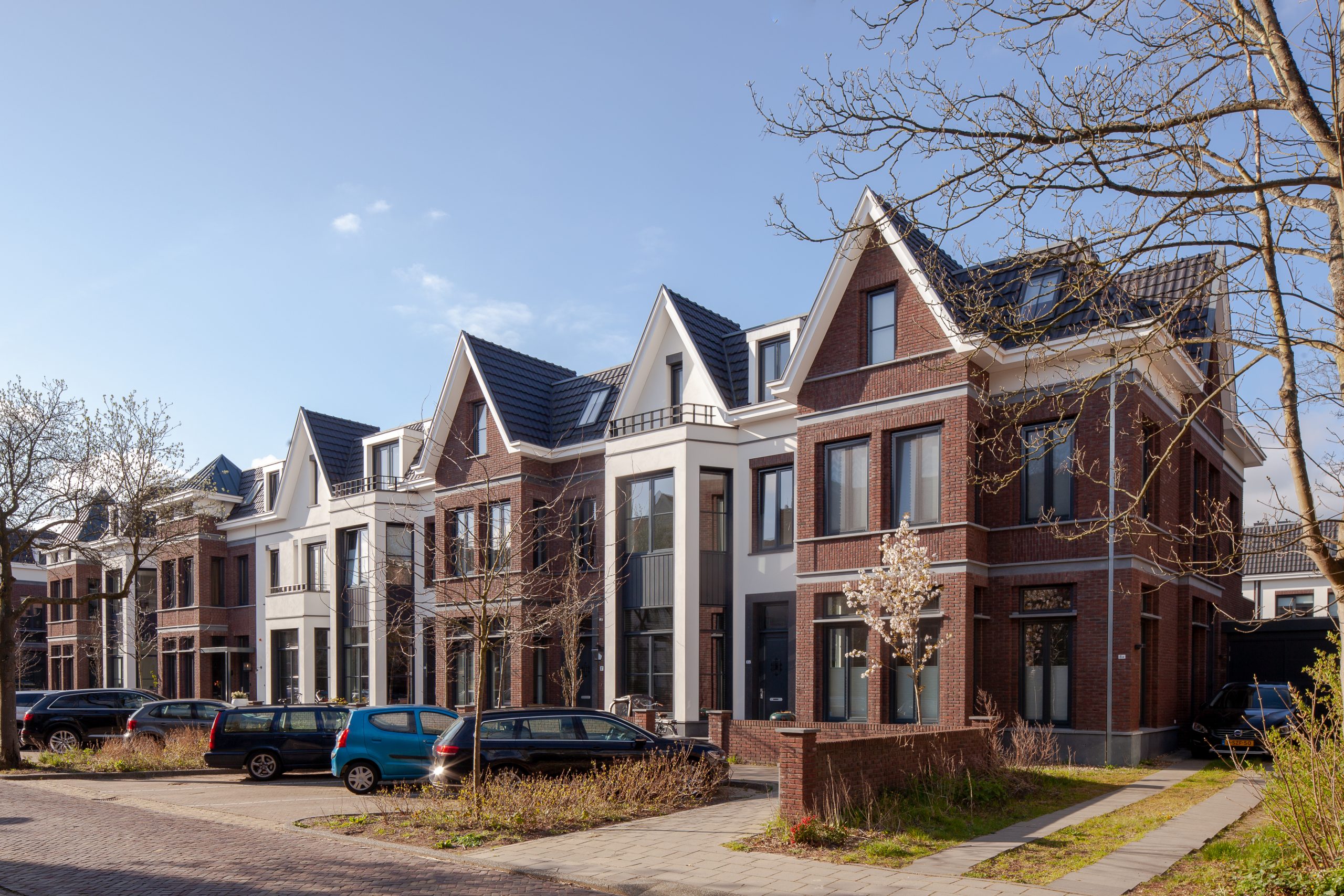Nieuwbouwproject Nieuwe Emma Alkmaar met klassieke woningen en parkeervoorzieningen.