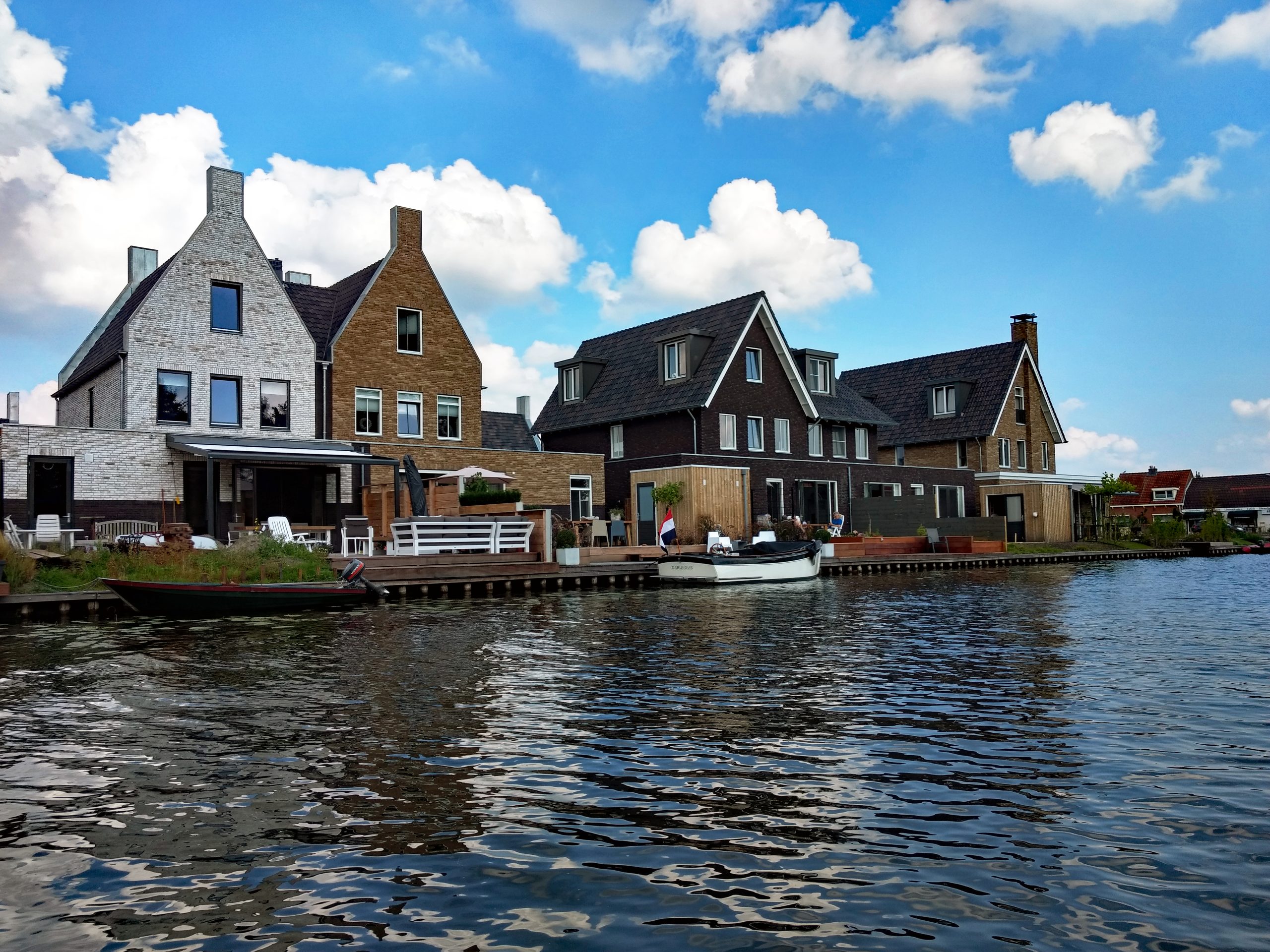 Op de plek van een voormalige betonfabriek, gelegen aan de Ringvaart, komt een woonwijk met ruim 300 woningen.